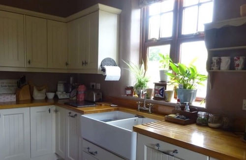 Exhall Casa | Coventry Canal side lock keepers character cottage