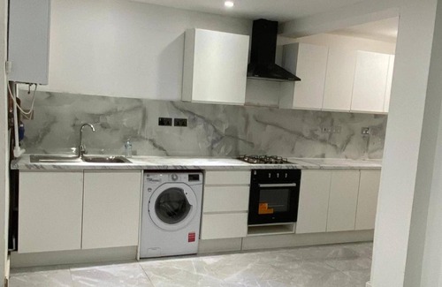 Wyken Casa | Coventry Stay - Sleeps 8, Free Parking & Wifi