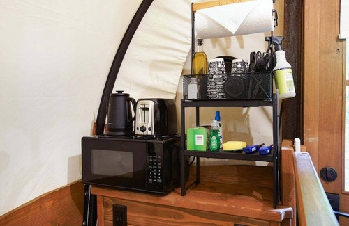 Strasburg Alquiler De RV | Covered Wagon Camping with Valley View, Sleeps 4