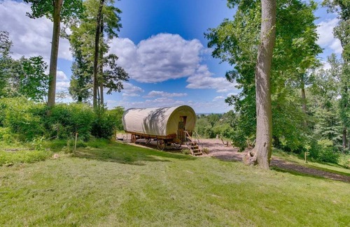 Strasburg Alquiler De RV | Covered Wagon Camping with Valley View, Sleeps 4