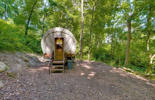 Strasburg Alquiler De RV | Covered Wagon Camping along Creek, Sleeps 4