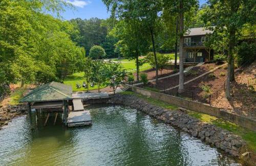 Mayhew Casa | Coves End by AvantStay Dock Game Room Fire Pit Forest Views
