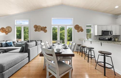 Mayhew Casa | Coves End by AvantStay Dock Game Room Fire Pit Forest Views