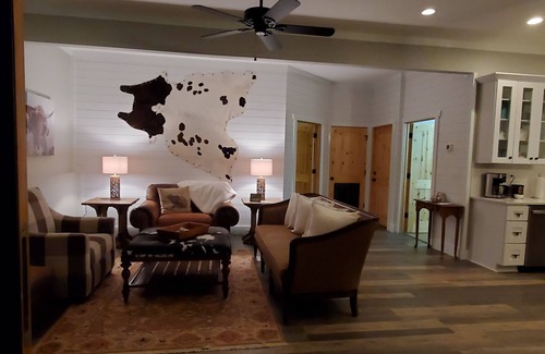 Columbus Cabaña | Cowboy Cottage 8 miles from TIEC