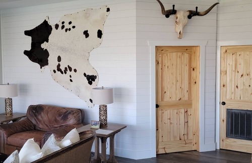 Columbus Cabaña | Cowboy Cottage 8 miles from TIEC