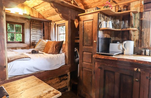 Newcastle-on-Clun Cabaña | COWBOY, pet friendly, character holiday cottage in Beguildy