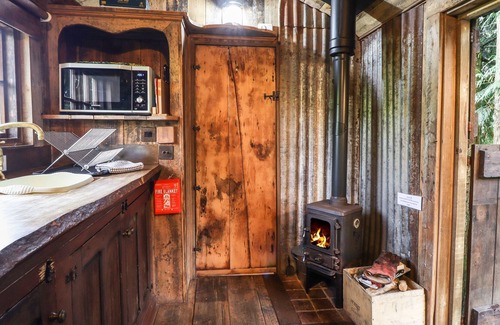 Newcastle-on-Clun Cabaña | COWBOY, pet friendly, character holiday cottage in Beguildy