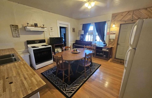 Sheridan Otro | Cowboy quaint 2 bedroom 1 Unit of farmhouse duplex. Near Sheridan Horse Property
