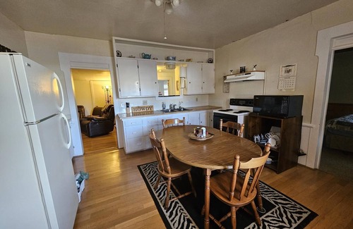 Sheridan Otro | Cowboy quaint 2 bedroom 1 Unit of farmhouse duplex. Near Sheridan Horse Property