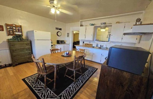 Sheridan Otro | Cowboy quaint 2 bedroom 1 Unit of farmhouse duplex. Near Sheridan Horse Property
