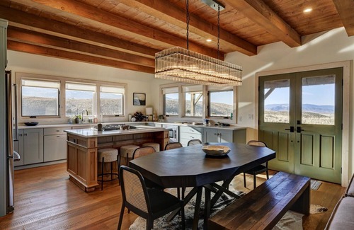 Pray Casa | Cowboy Retreat- A gorgeous 3 bedroom home near Chico Hot Springs with views!!