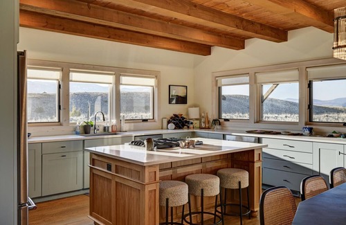 Pray Casa | Cowboy Retreat- A gorgeous 3 bedroom home near Chico Hot Springs with views!!