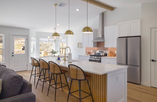 West Oak Hill Casa | Cowboy Ridge - Luxe & Serene Gem: Cowboy Pool - Games - Fire Pits - Sleeps 12