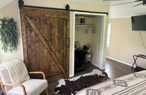 Lexington Otro | Cowboy Suite - Michael Lynn Winery and Brewing Company