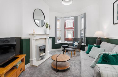 Liverpool Casa | Cowley House - Air Host & Stay - Sleeps 7
