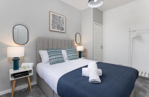 Liverpool Casa | Cowley House - Air Host & Stay - Sleeps 7