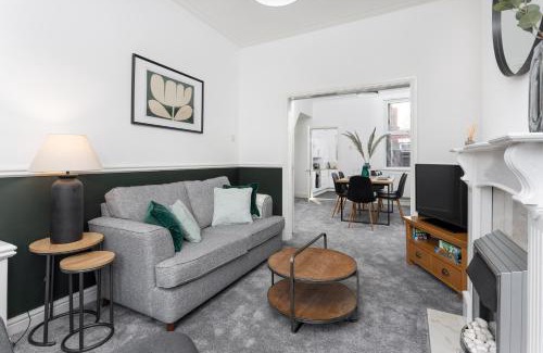 Liverpool Casa | Cowley House - Air Host & Stay - Sleeps 7