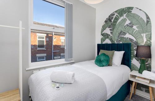 Liverpool Casa | Cowley House - Air Host & Stay - Sleeps 7
