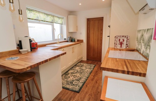 Cullercoats Cabaña | COWRIE COTTAGE, pet friendly, with open fire in Cullercoats
