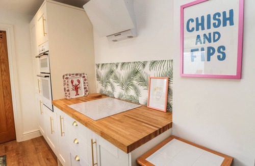 Cullercoats Cabaña | COWRIE COTTAGE, pet friendly, with open fire in Cullercoats