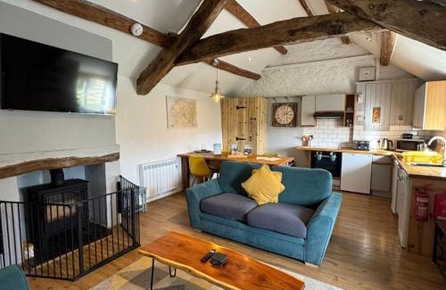 Bryn-crug Casa | Cowshed Cottage with Log Burner & Shared Dog Field