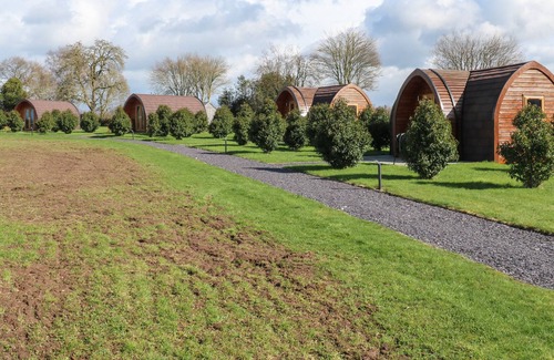 Overton-on-dee Cabaña | COWSLIP, romantic, with a garden in Malpas