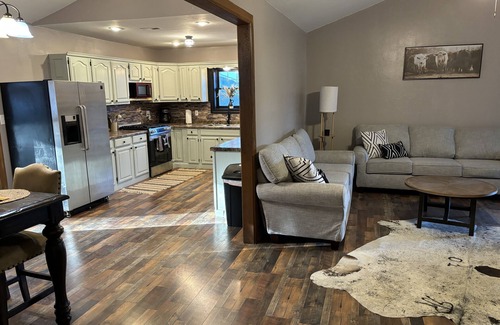 Yukon Otro | Cowtown at Piney River Ranch; Charming Farm House in Houston, MO
