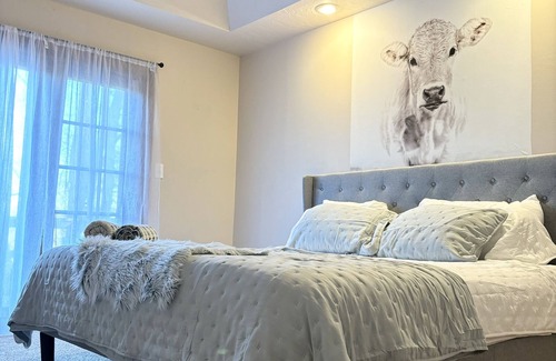Yukon Otro | Cowtown at Piney River Ranch; Charming Farm House in Houston, MO