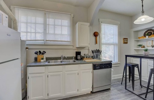 Cooper-Young Historic District Casa | Cox A · Memorable Nomad Haven! Walk to Cooper Young's Best