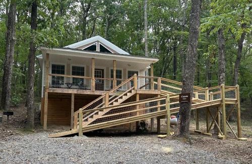 Fort Payne Casa | Coyote Cabin at Woodland Retreat at DeSoto beside DeSoto State Park