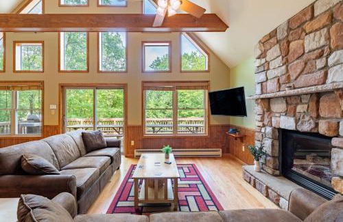 Lake Harmony Estates Casa | Coyote Cabin by AvantStay Hot Tub Walk to Lake