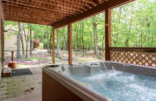 Lake Harmony Estates Casa | Coyote Cabin by AvantStay Hot Tub Walk to Lake
