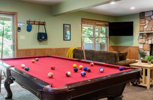 Lake Harmony Estates Casa | Coyote Cabin by AvantStay Hot Tub Walk to Lake