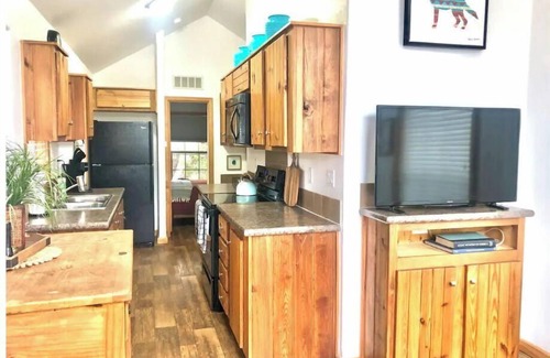 Austin Cabina | Coyote cabin in 2 acre boutique tiny home resort with pool!