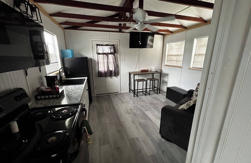 Richland Springs Cabina | Coyote Country White Cabin 1BR/1BA on a tall hill