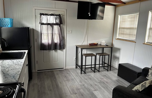 Richland Springs Cabina | Coyote Country White Cabin 1BR/1BA on a tall hill