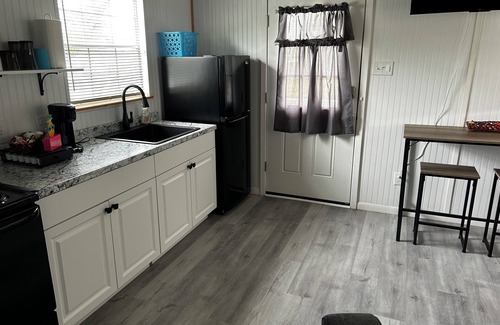 Richland Springs Cabina | Coyote Country White Cabin 1BR/1BA on a tall hill