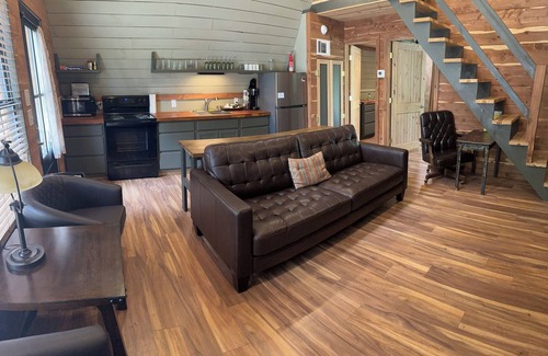 Lindale Cabina | Coyote Creek A-Frame Cabin with Firepit, Nature Trail, Games, Outside Activities