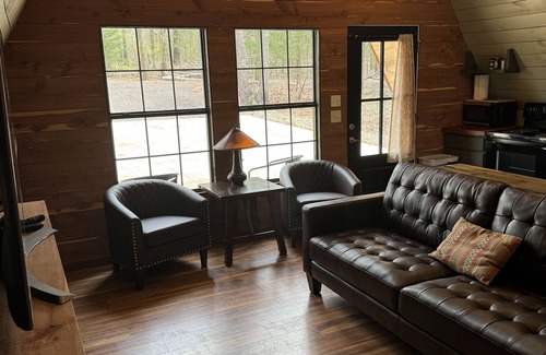 Lindale Cabina | Coyote Creek A-Frame Cabin with Firepit, Nature Trail, Games, Outside Activities