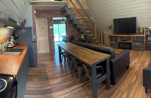 Lindale Cabina | Coyote Creek A-Frame Cabin with Firepit, Nature Trail, Games, Outside Activities