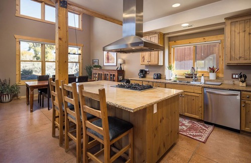 Coyote Run Casa | Coyote Run - Moab Rustic Retreat- Private Hot Tub-Fireplace