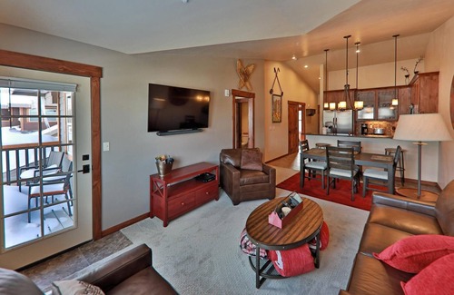Fraser Condominio | Cozens Pointe 2 Bedroom Condo by RedAwning