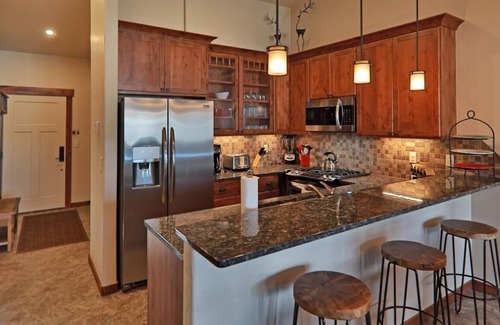 Fraser Condominio | Cozens Pointe 2 Bedroom Condo by RedAwning