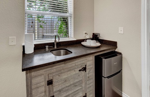 Fredericksburg Cabaña | Cozi Cottage With Hot Tub! - 2 Min to Wineries!