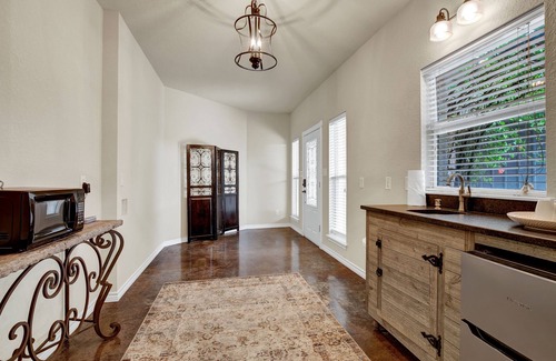 Fredericksburg Cabaña | Cozi Cottage With Hot Tub! - 2 Min to Wineries!