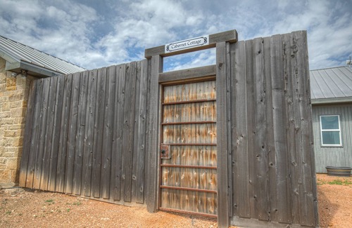 Fredericksburg Cabaña | Cozi Cottage With Hot Tub! - 2 Min to Wineries!