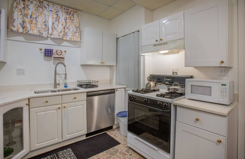 Grand Boulevard Apartamento | Cozy 1-2 BR APT w/fireplace & Patio/Deck