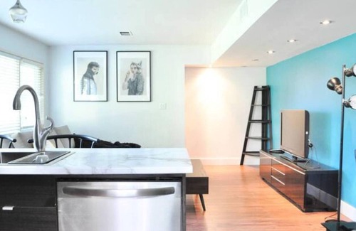 Upper Lonsdale Casa | Cozy 1 BD Suite Centrally Located North Vancouver