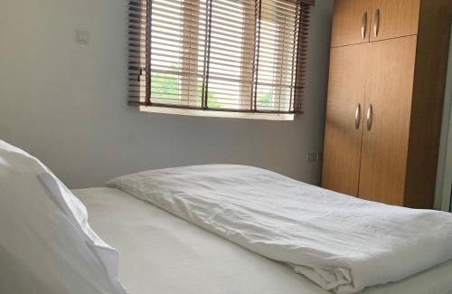 Ikeja Apartamento | Cozy 1-BDR - Free Wi-Fi & Mins DRV to Airport
