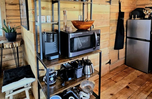 Elliston Cabina | Cozy 1-Bed 1-Bath Cabin Retreat. King Size Bed, Wi-Fi, TV and Pet Friendly!